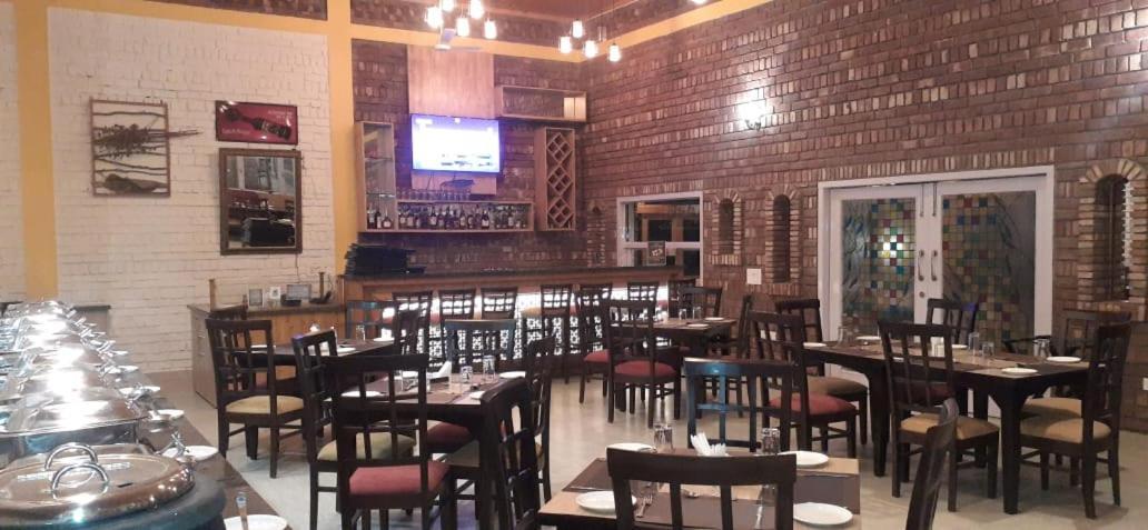 Four Banyans Spirit & Nature Resort Raipur  Экстерьер фото