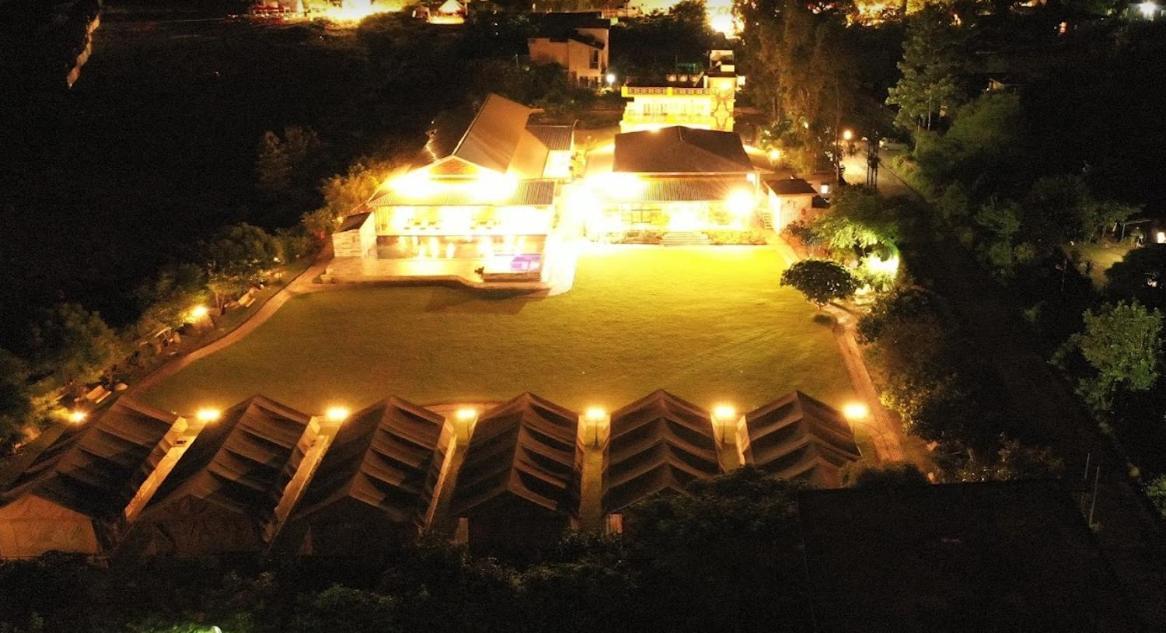 Four Banyans Spirit & Nature Resort Raipur  Экстерьер фото